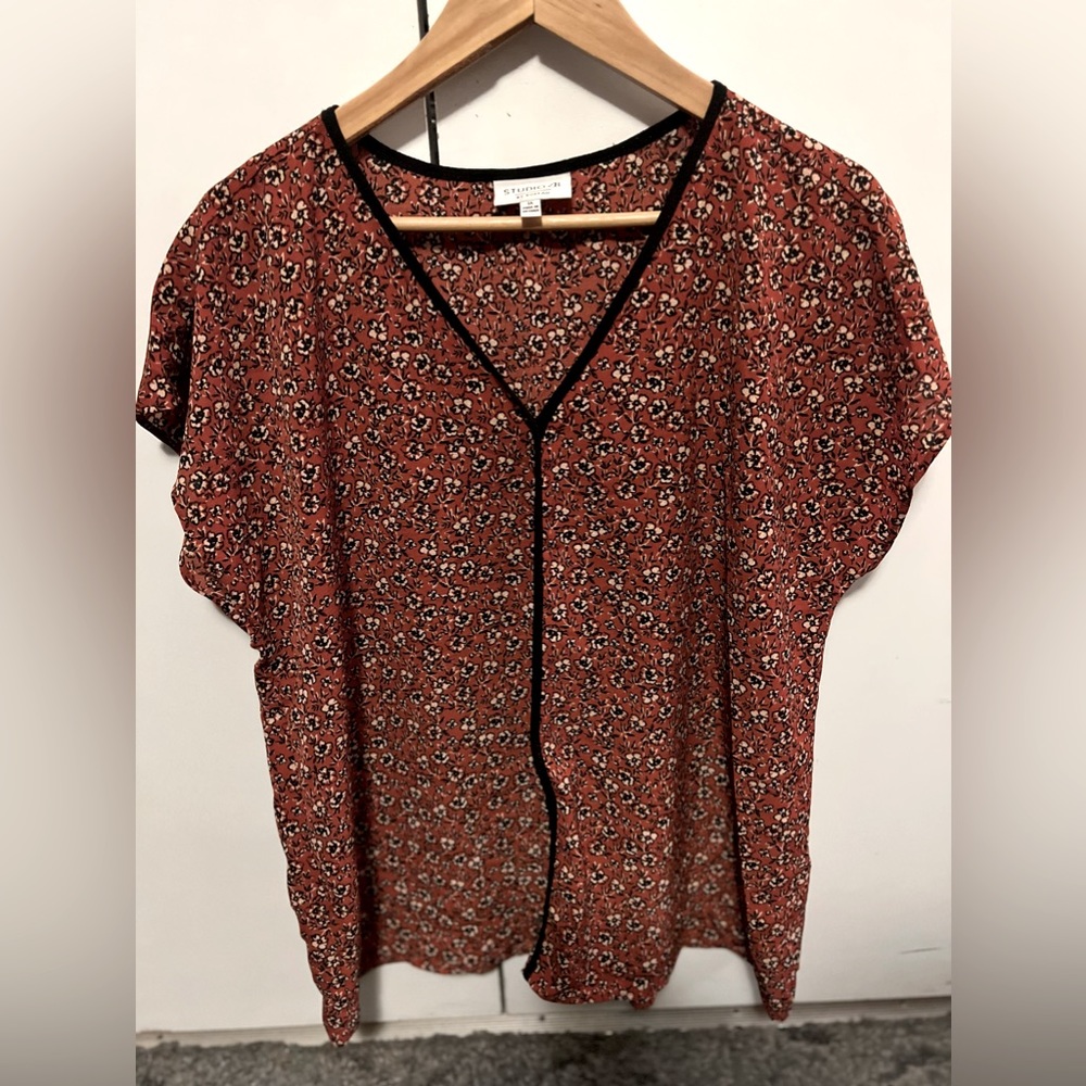 Women’s Studio B blouse size 1x no holes or stains